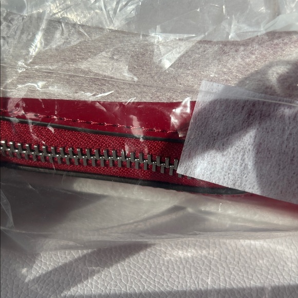 Tory Burch women’s Warm Red BNWT Emerson patent mini dome satchel - Picture 4 of 14